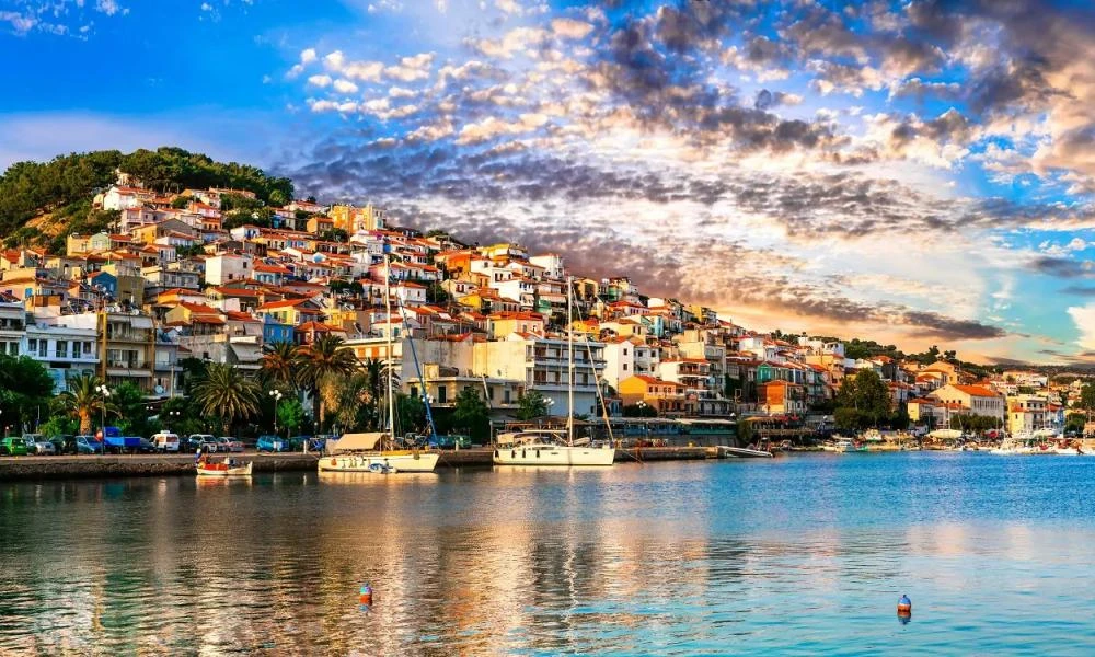 Απίστευτο: Η θάλασσα μπήκε σε γήπεδο ποδοσφαίρου στη Λέσβο
